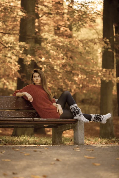 Schönheit Mädchen in der herbstlichen Zeit im Freien entspannen. — Stockfoto