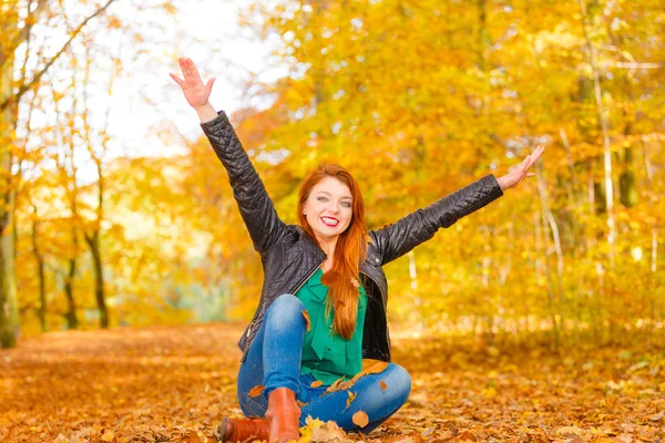 Vrolijke vrouw in park. — Stockfoto