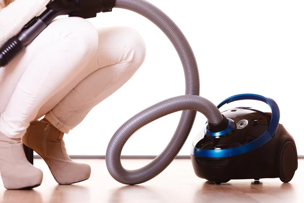 Gadis dengan vacuum cleaner. Pekerjaan rumah tangga — Stok Foto