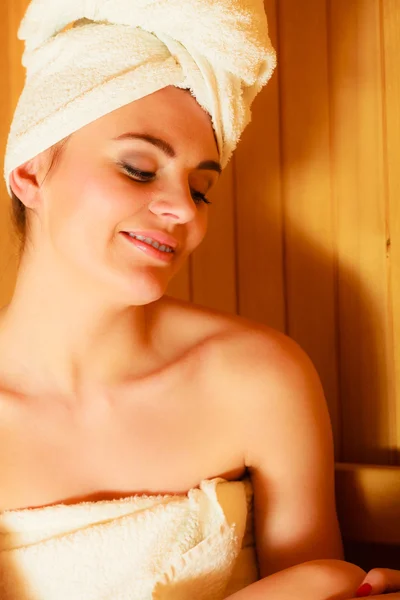 Mujer tumbada relajada en sauna de madera —  Fotos de Stock