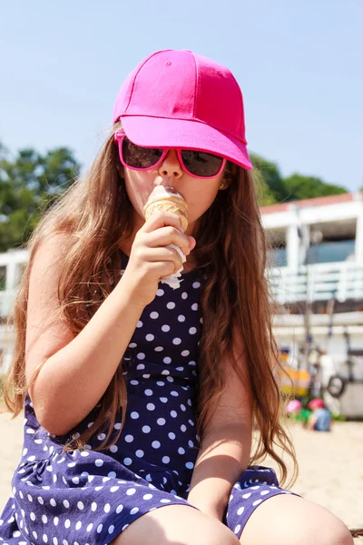 小さな女の子子供ビーチでアイス クリームを食べるします。夏. — ストック写真