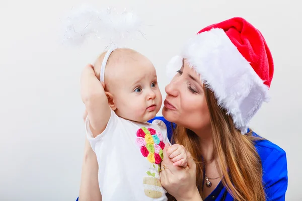 Mujer de Navidad con bebé lindo . —  Fotos de Stock