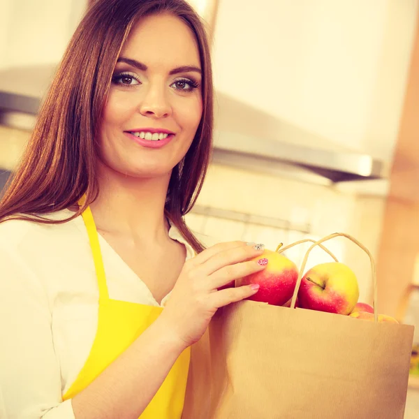 Vrouw huisvrouw in keuken met veel fruit — Stockfoto