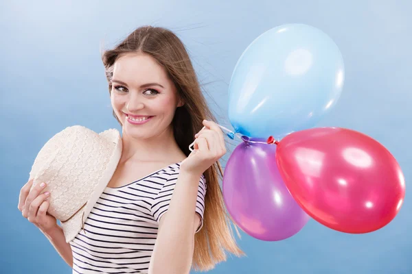 Donna estate gioiosa ragazza con palloncini colorati — Foto Stock