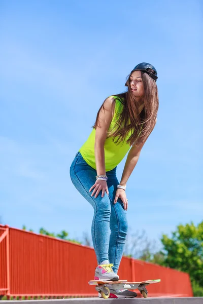 Adolescent fille patineur équitation skateboard sur rue. — Photo