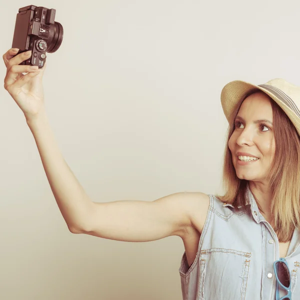 Žena selfie, vlastní obrázek s fotoaparátem. — Stock fotografie