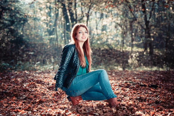 Menina de gengibre jogando na floresta . — Fotografia de Stock