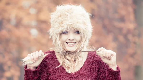 Portret van vrij lachende vrouw in bont winter hoed — Stockfoto