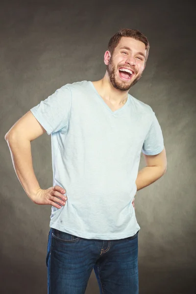 Conteúdo feliz cara bonito homem rindo . — Fotografia de Stock