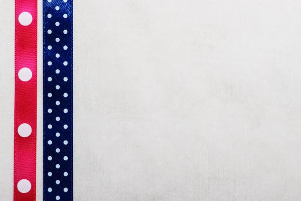 Gestippelde blauw roze lint frame op het witte doek — Stockfoto