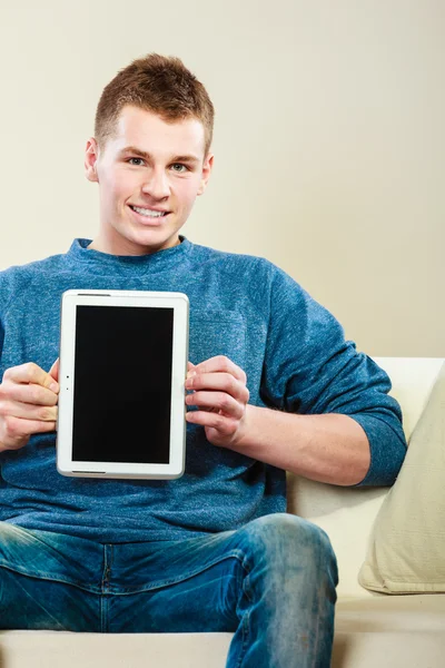 Junger Mann mit Tablet zeigt Kopierraum — Stockfoto