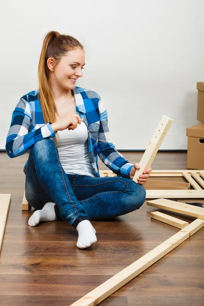 组装木制家具的女人。DIY. — 图库照片