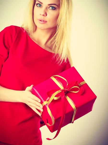 Schöne Frau mit rotem Geschenk. — Stockfoto