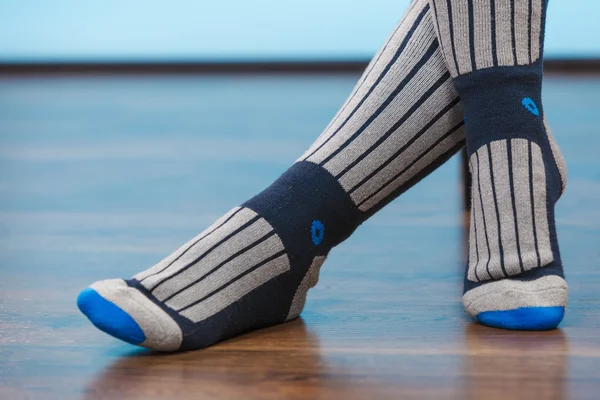 Pernas de mulher em meias desportivas quentes no chão — Fotografia de Stock