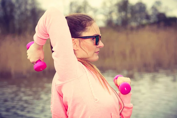 Kadın açık dumbbells ile egzersiz — Stok fotoğraf