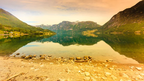 Dağlar ve Norveç Fiyordu, — Stok fotoğraf