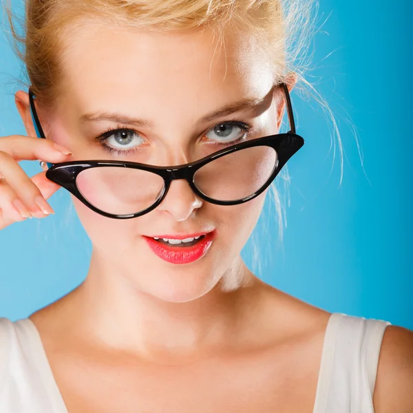 Donna che indossa occhiali da vista. — Foto Stock