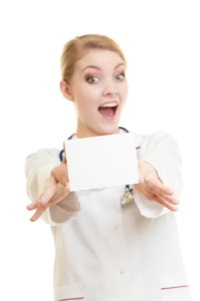Doctor mujer sosteniendo la tarjeta de espacio de copia en blanco — Foto de Stock