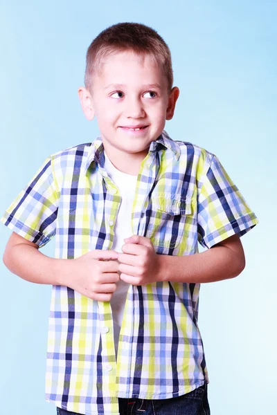 Pequeño vestido de niño hasta probar ropa nueva . —  Fotos de Stock