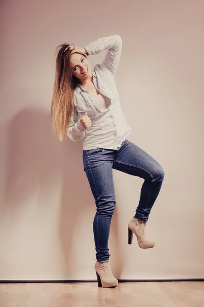 Mujer de moda en pantalones de mezclilla camisa — Foto de Stock