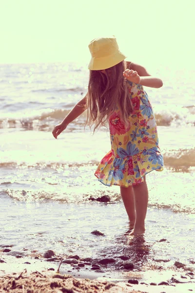 Little girl kid walking on beach at sea. Fun. — Stock Photo, Image