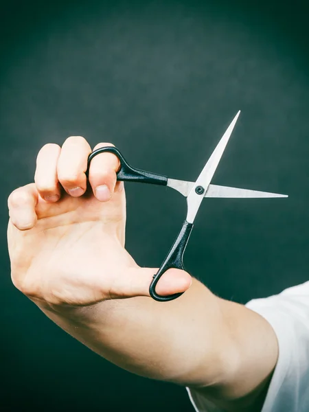 Tijeras en mano de barbero — Foto de Stock