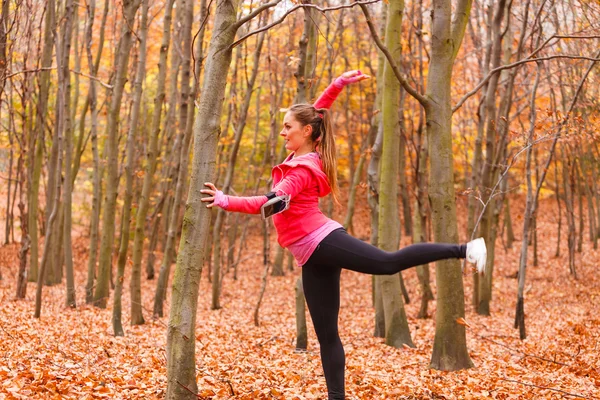 Junges sportliches Mädchen macht Übungen im Wald. — Stockfoto