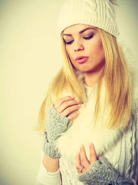 Aantrekkelijke vrouw dragen winterkleren. — Stockfoto