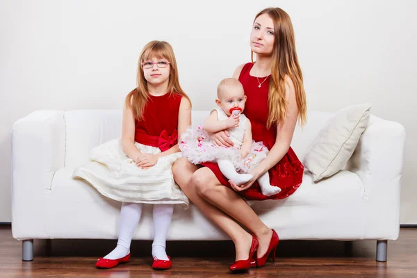 Lycklig familj på tre kvinnor — Stockfoto