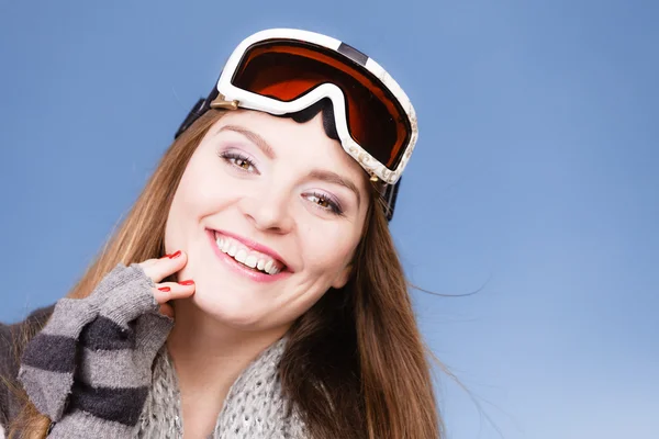 暖かい服を着てスキーヤー女の子スキー グーグルの肖像画. — ストック写真