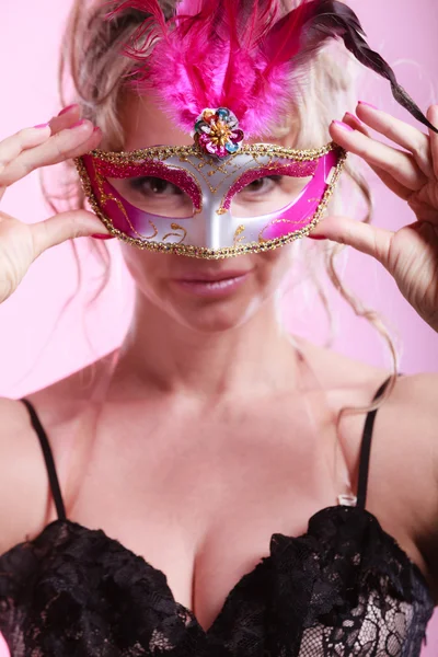 Mujer de mediana edad sostiene máscara de carnaval . —  Fotos de Stock