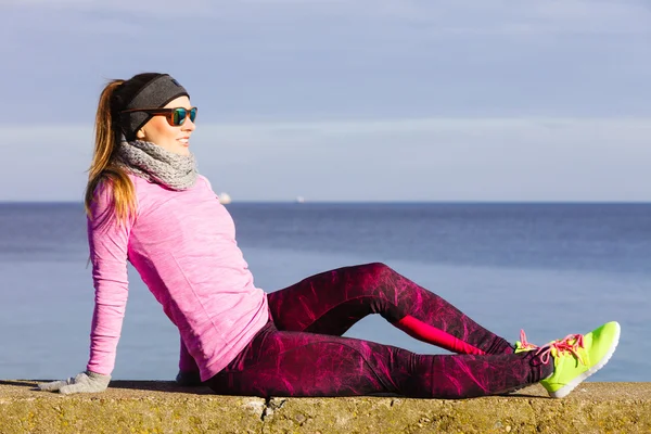 Woman resting after doing sports outdoors on cold day — Stock Photo, Image