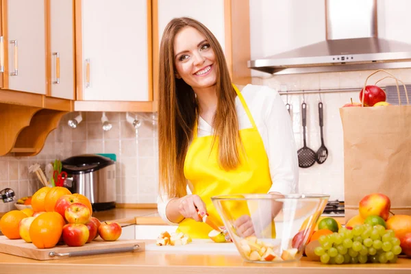 Mujer ama de casa en cocina cortando frutas de manzana — Foto de Stock