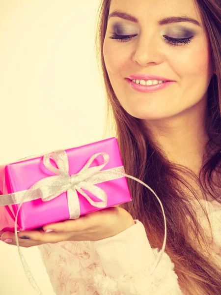 Mooie vrouw met roze roos vak cadeau — Stockfoto