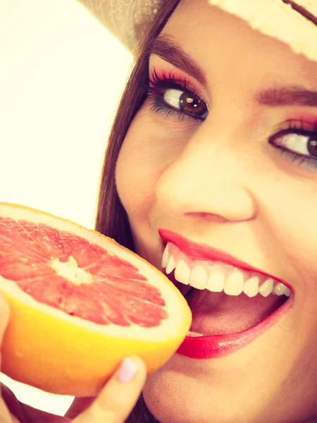 Mulher segurando metade de frutas cítricas de toranja na mão — Fotografia de Stock