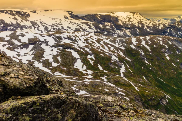 Vista sulle montagne dal punto di vista Dalsnibba in Norvegia — Foto Stock