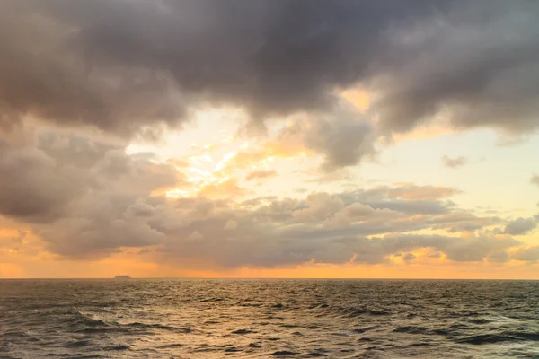 Mar à noite horizonte do mar tempestuoso e céu . — Fotografia de Stock