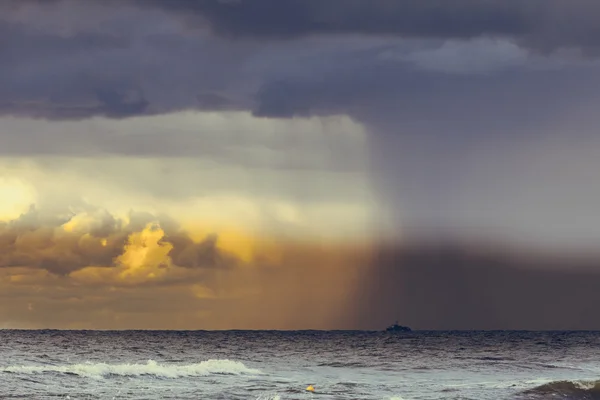 暗い曇り空、海で嵐雨の始まり — ストック写真