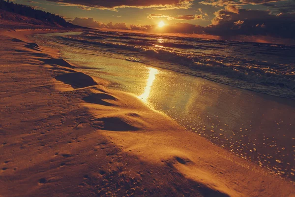 Krásný západ slunce s mraky nad moře a pláž — Stock fotografie