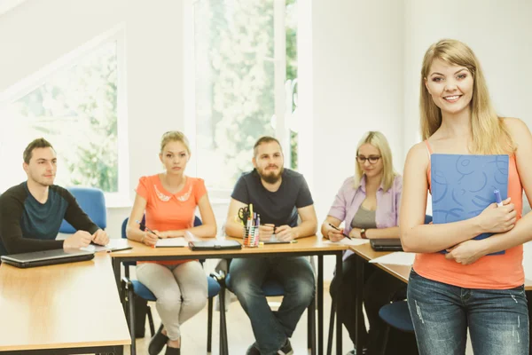 Estudiante frente a sus compañeros en el aula — Foto de Stock