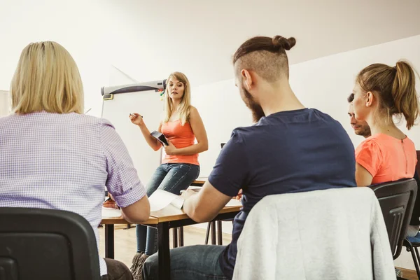 Studenti a učitelé ve třídě — Stock fotografie