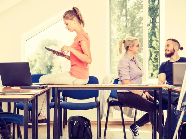 Studenten in de klas tijdens de pauze — Stockfoto