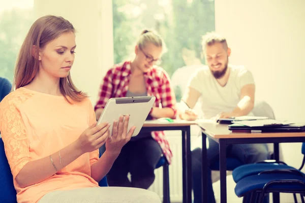 Student met tablet voor haar klasgenoten meisje — Stockfoto