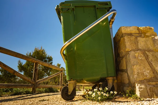 Industrial Big Garbage Bin Outdoors Rest Stop Area White Flowers — Stock Photo, Image