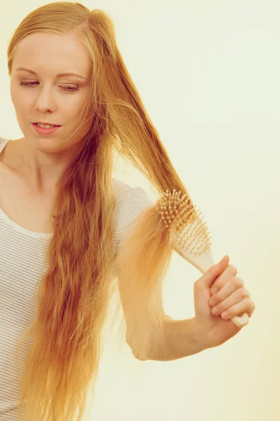 Blonde Woman Brush Combing Her Very Long Messy Hair Teenage — Stock Photo, Image