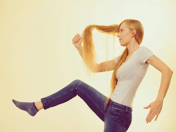 Femme Blonde Avec Brosse Peigner Ses Cheveux Très Longs Adolescente — Photo
