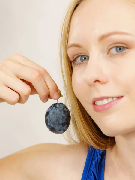 Menina Segurando Única Ameixa Azul Frutas Sazonais Saudáveis Nutrição Orgânica — Fotografia de Stock