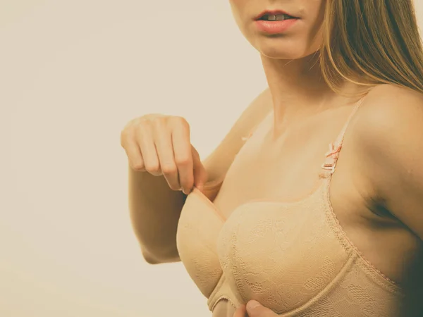 Smal Ung Kvinna Litet Bröst Bär Fel Storlek Bosom Brafitting — Stockfoto