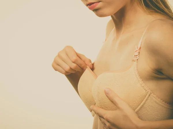 Λεπτή Νεαρή Γυναίκα Μικρό Στήθος Φορώντας Λάθος Μέγεθος Σουτιέν Κενό — Φωτογραφία Αρχείου