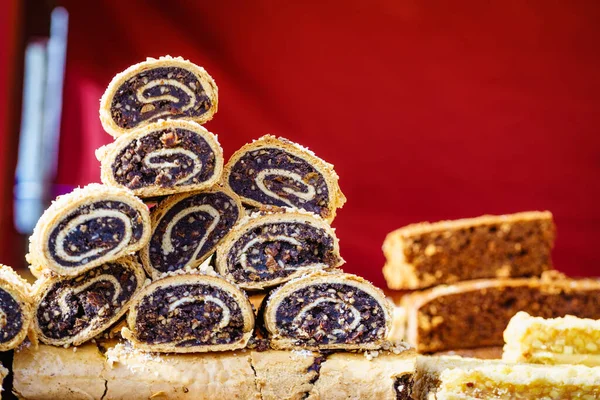 新鮮な成形ケシの種のロール 食品市場でおいしいケーキ — ストック写真
